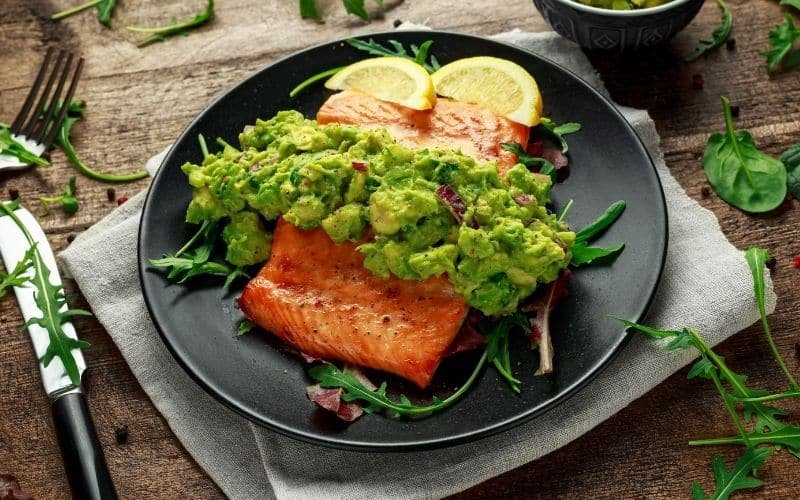 เมนูแซลมอนคลีน สเต็กปลาแซลมอนราดซัลซ่าอะโวกาโด้ (Salmon Steak with Avocado Salsa)